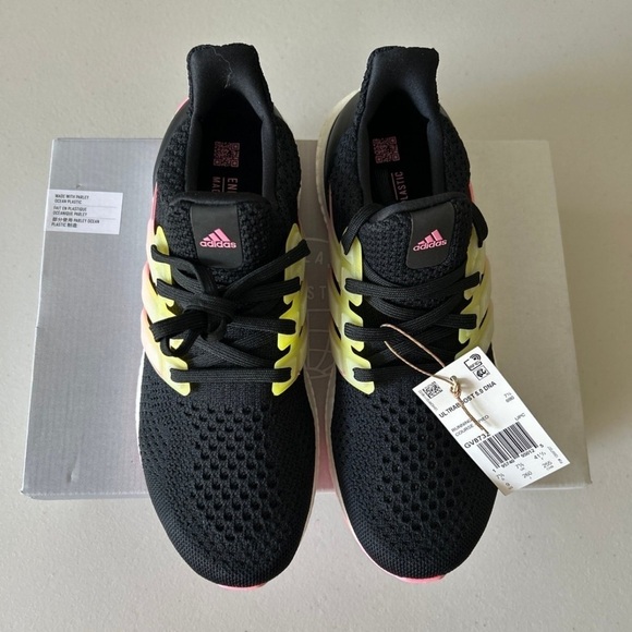 (NWT) Adidas Ultraboost 5.0 DNA Women’s, Size: 9 - Picture 3 of 11
